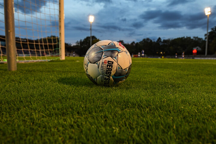 Fußball bei Flutlicht auf dem Rasen