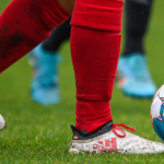 Fußball und Schuhe in Nahaufnahme