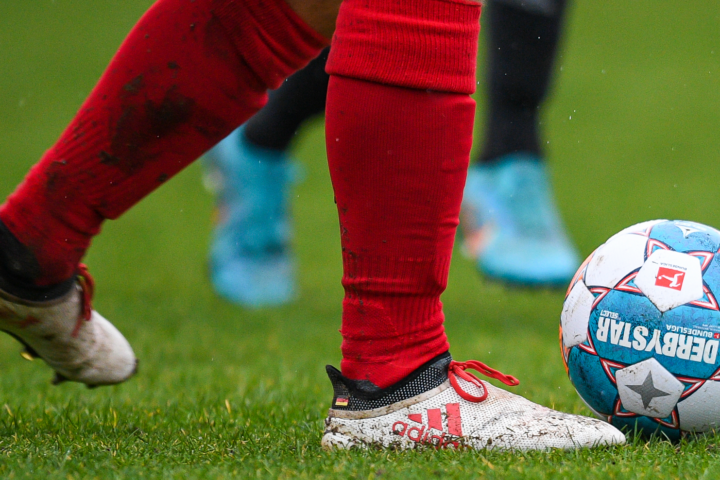 Fußball und Schuhe in Nahaufnahme