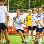 Beim Fußballcamp der KRÜGER GROUP geht es in den Sommerferien rund.