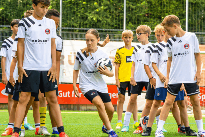 Beim Fußballcamp der KRÜGER GROUP geht es in den Sommerferien rund.