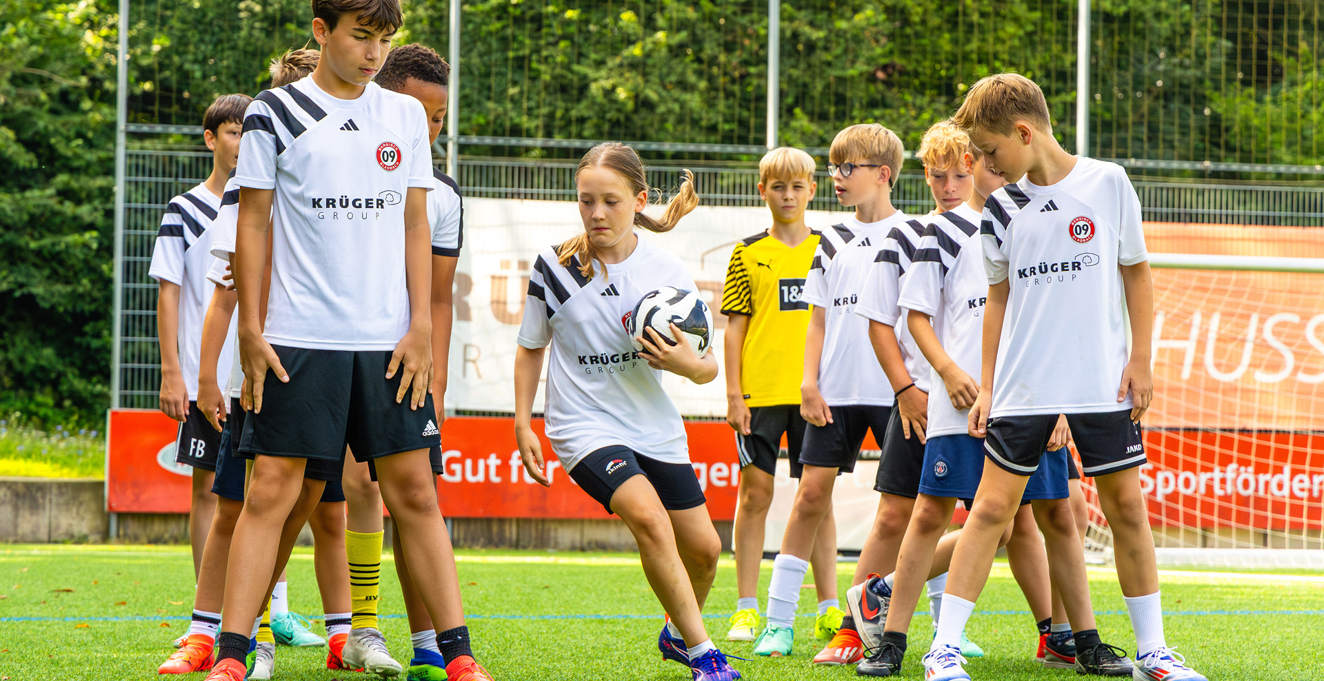Beim Fußballcamp der KRÜGER GROUP geht es in den Sommerferien rund.