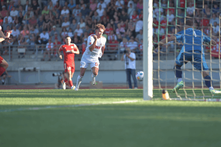 Das Match gegen den 1. FC Köln elektrisiert Fans und Mannschaft.