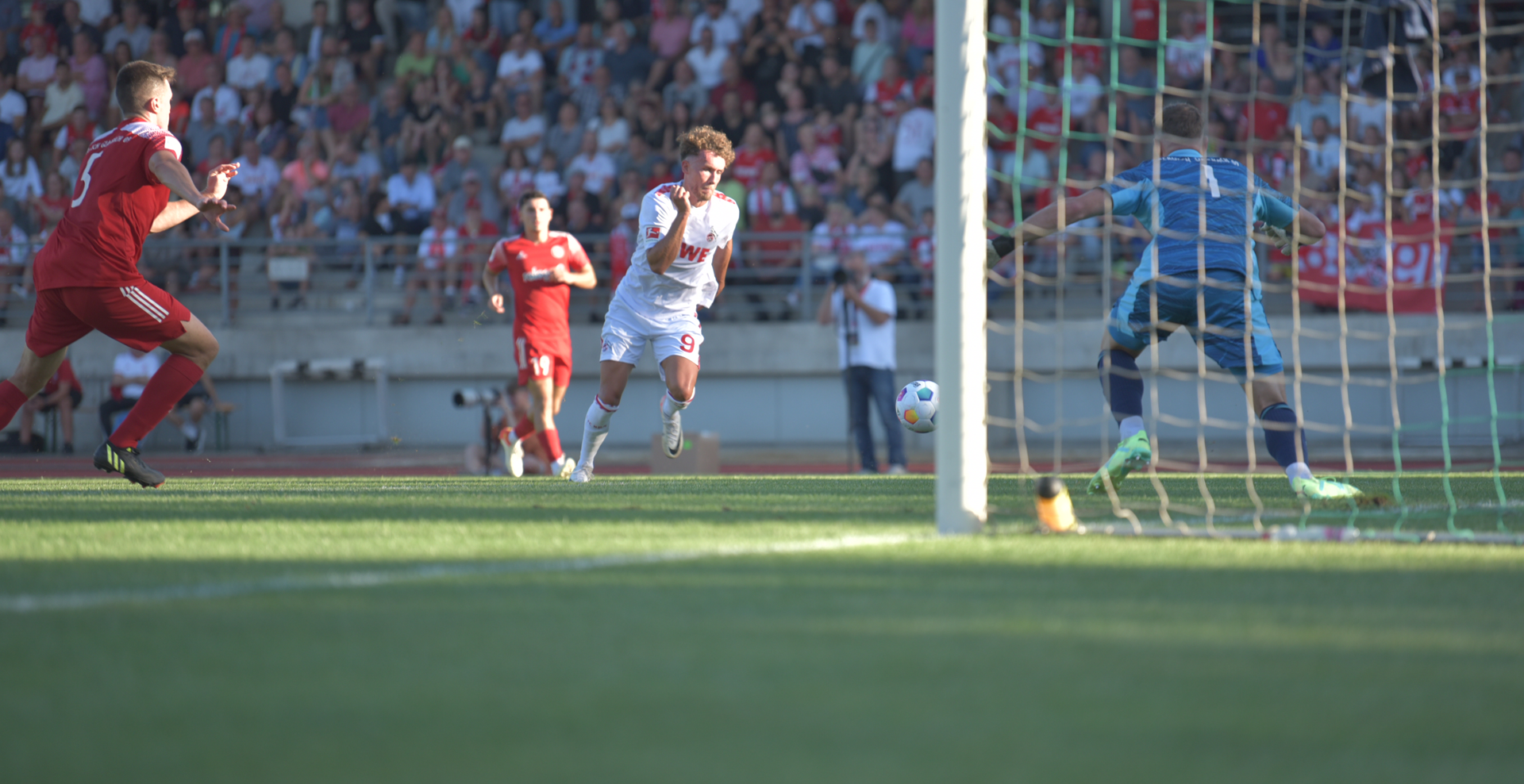 Das Match gegen den 1. FC Köln elektrisiert Fans und Mannschaft.
