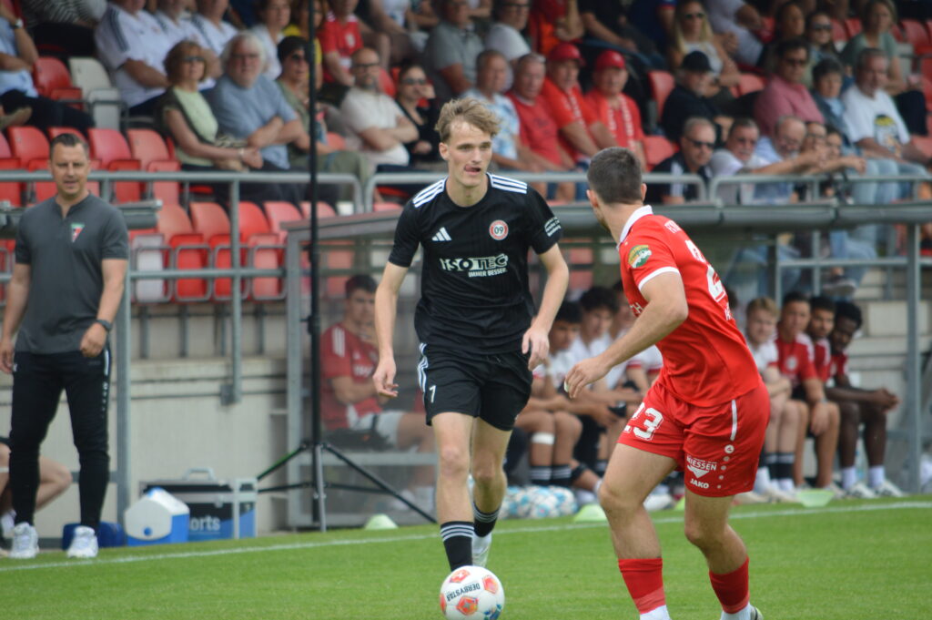 Meisterschaftsentscheidung vertagt: SV09 mit Remis beim FC Wegberg-Beeck - SV Bergisch Gladbach 09
